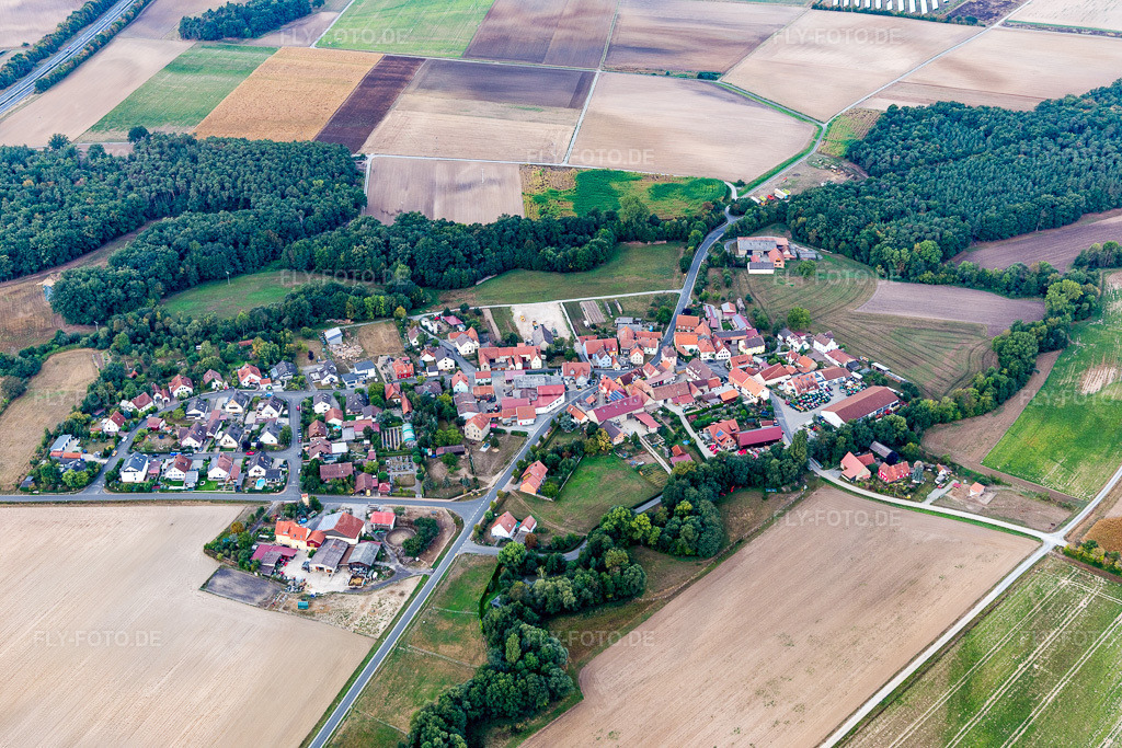 Luftbild: Ortsansicht im Ortsteil Atzhausen in Kleinlangheim im Bundesland Bayern in Deutschland. Foto: IMG_111226.jpg vom 09.09.2018 durch Werner Riehm/FLY-FOTO.de