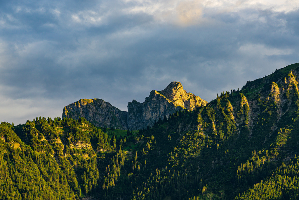 Blick von Pfronten auf den Breitenberg und Aggenstein in den Allgäuer Alpen | Blick von Pfronten auf den Breitenberg und Aggenstein in den Allgäuer Alpen.