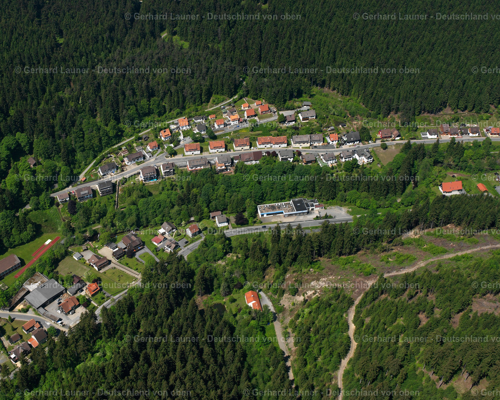 2638568 | ALTENAU 09.06.2006 Wald- Gebiete und Forstflächen umsäumen das Siedlungsgebiet des Dorfes in Altenau im Bundesland Niedersachsen, Deutschland // Village - view on the edge of forested areas in Altenau in the state Lower Saxony, Germany Foto: Gerhard Launer