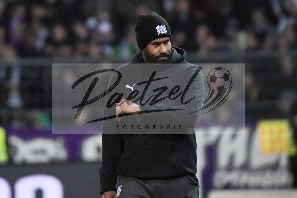 20200129_OSNSVS_0052JPG | Fußball, Herren: Trainer Daniel Thioune (VfL Osnabrück) schaut beim Spiel der 2. Bundesliga zwischen VfL Osnabrück vs. SV Sandhausen am 29.01.2020 im Stadion an der Bremer Brücke in Osnabrück, Deutschland.(Foto von Nico Paetzel) - Realisiert mit Pictrs.com