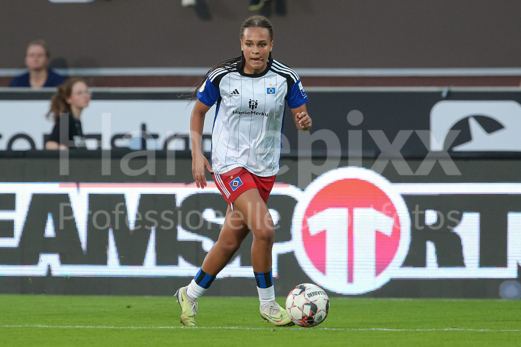 Fussball, DFB-Pokal Frauen, FC St. Pauli - Hamburger SV | v.li.: Lisa Baum (Hamburger SV, 11) Freisteller, Einzelbild, Ganzkörper, Aktion, Action, Spielszene, DIE DFB-RICHTLINIEN UNTERSAGEN JEGLICHE NUTZUNG VON FOTOS ALS SEQUENZBILDER UND/ODER VIDEOÄHNLICHE FOTOSTRECKEN. DFB REGULATIONS PROHIBIT ANY USE OF PHOTOGRAPHS AS IMAGE SEQUENCES AND/OR QUASI-VIDEO.