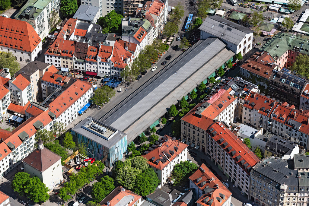 dr__0063642.jpg | MüNCHEN 29.04.2025 Schrannenhalle in München im Bundesland Bayern. Das historische Gebäude liegt zwischen Blumenstraße, Prälat-Zistl-Straße, Hochbunker und Viktualienmarkt und wird von der italienischen Feinkostkette Eataly betrieben. // Schrannenhalle in Munich in Bavaria. The historic building is located between flowers road, Prelate-Zistl Street, bunker and Viktualienmarkt. Foto: Daniel Reiter