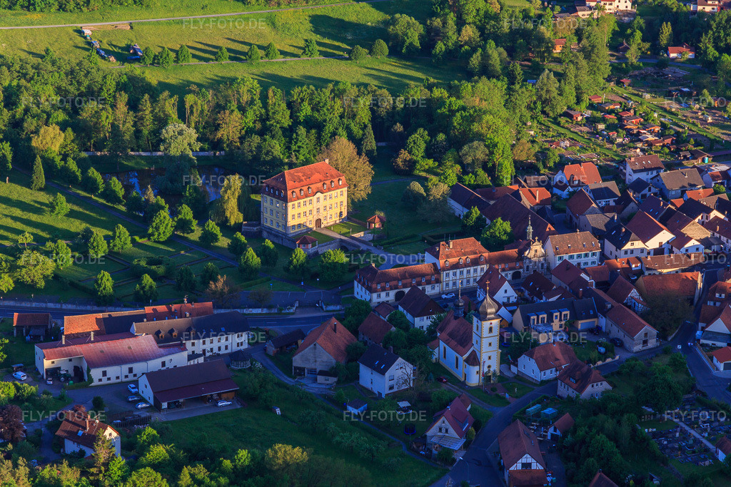 Luftbild: Schloss Gleisenau mit Schloßkirche im Ortsteil Gleisenau in Ebelsbach im Bundesland Bayern in Deutschland. Foto: IMG_100132.jpg vom 26.05.2017 durch Werner Riehm/FLY-FOTO.deEbelsbach