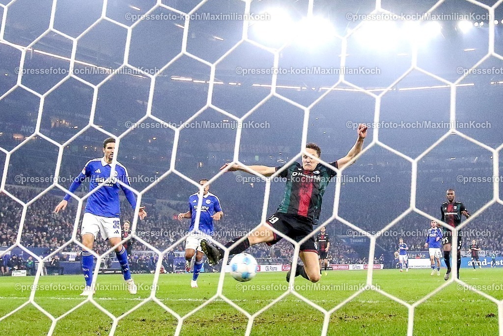 S0401022501087 | 01.02.2025, Fußball, FC Schalke 04 - 1. FC Magdeburg, 2.. Fußball Bundesliga, 20. Spieltag, Veltins-Arena Gelsenkirchen, Saison 2024 2025: Martijn Kaars (1.FC Magdeburg #9) bei seinem Treffer zum 3:0. TorschussDFB regulations prohibit any use of photographs as image sequences and or quasi-video.