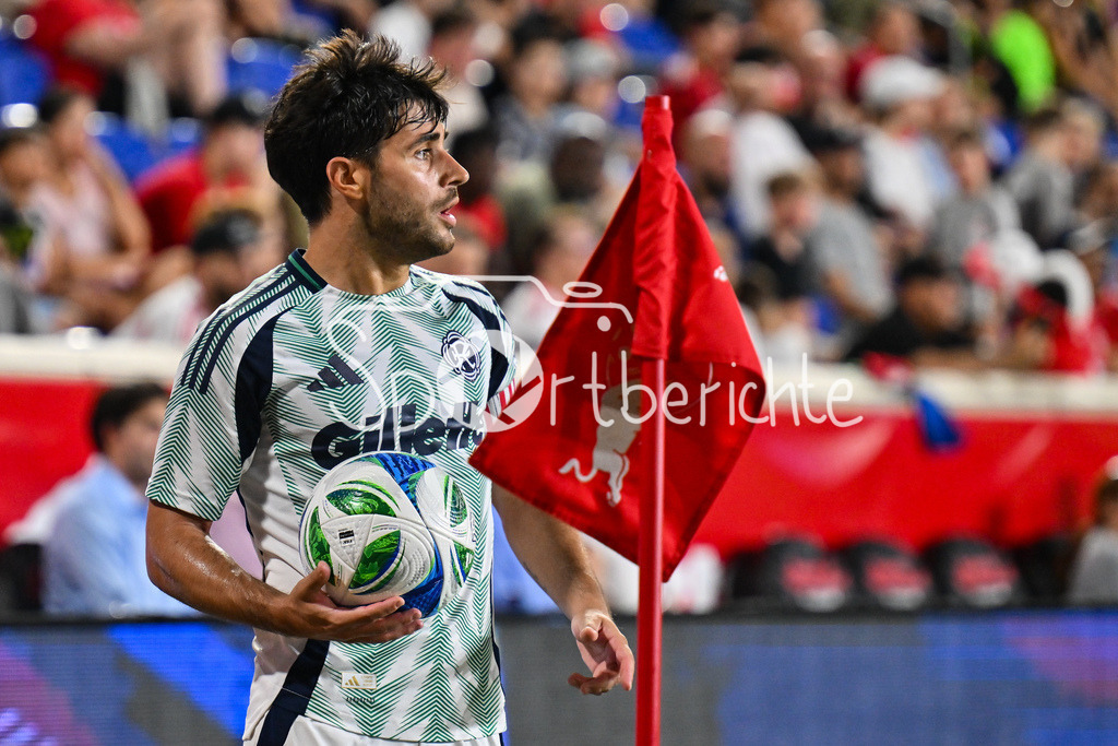 New York Red Bulls - New England Revolution | mit Ball in der Hand Carles GIL (New England 10) / Einzelfoto / Freisteller / Major League Soccer: New York Red Bulls - New England Revolution, Red Bull Arena am 16.07.2025