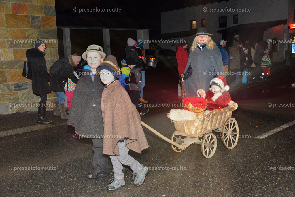 -news-2022-Dez05-Nikolo-Einzug-Lechaschau-WTV_6193 | Info aus dem Bezirk Reutte/Ausserfern Tirol sowie eine umfangreiche Bilddatenbank über die gesamte Region: Lechtal, Talkessel Reutte, Tannheimertal, Zwischentoren. Lech, Plansee, Zugspitze, Grenztunnel, B179, Fernpassstraße, Verkehr, Lawinen, Tradition, - Realisiert mit Pictrs.com