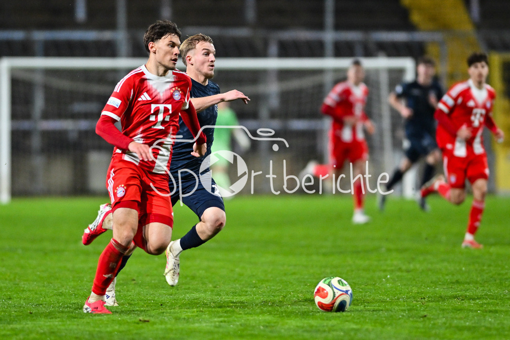 FC Bayern Amateure - SpVgg Unterhaching | MÜNCHEN, DEUTSCHLAND - 24. FEBRUAR: im Duell Louis RICHTER (FC Bayern München II 19) und Andy BREUER (SpVgg Unterhaching 26) während dem Spiel zwischen den Amateuren des FC Bayern München und der SpVgg Unterhaching am 25. Spieltag der Regionalliga Bayern im Grünwalder Stadion