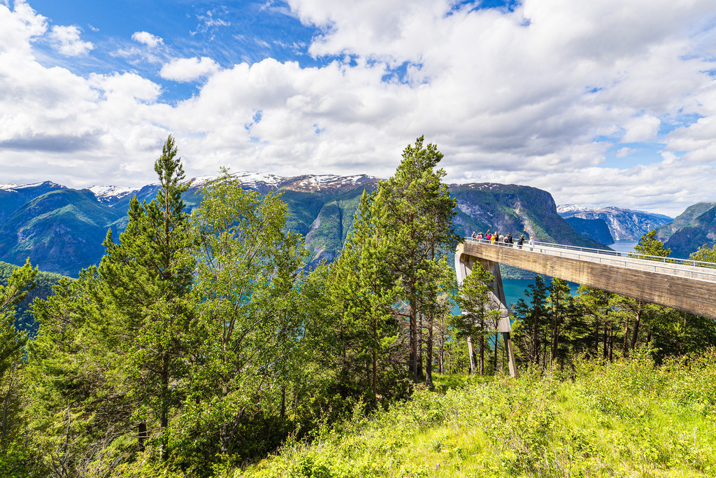 Blick auf die  Aussichtsplattform Stegastein am Aurlandsfjord in Norwegen | Blick auf die  Aussichtsplattform Stegastein am Aurlandsfjord in Norwegen.