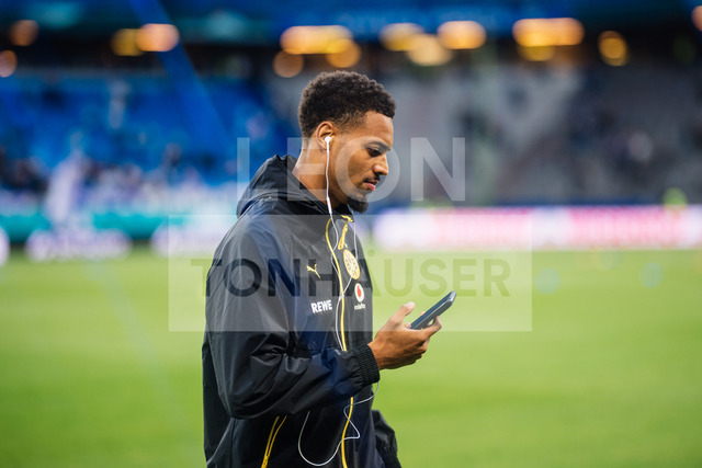 DFB-Pokal: HEBC - Borussia Dortmund, 01.09.2026 | Felix Nmecha (Borussia Dortmund, 8) mit Kopfhörer und Handy in der Hand (mit Blue streak filter); Fußball, DFB-Pokal, 1. Runde: HEBC vs. Borussia Dortmund am 01.09.2026 im Volksparkstadion, HamburgDFB REGULATIONS PROHIBIT ANY USE OF PHOTOGRAPHS AS IMAGE SEQUENCES AND/OR QUASI-VIDEO. - Realisiert mit Pictrs.com