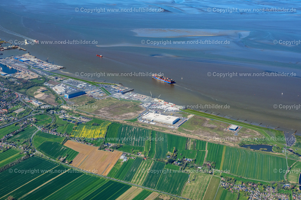 Cuxhaven_Siemens_ELS_1392300423 | CUXHAVEN 30.04.2023 Lager- und Freiflächen der Windrad- Montage und Produktionsstätte im Industriegebiet des Siemens Offshore- Windturbinenwerk in Cuxhaven im Bundesland Niedersachsen, Deutschland. Weiterführende Informationen bei: ARCHITEKTEN BRÜNING REIN  GMBH &amp; CO KG,  Arcadis Germany GmbH,  Ballast Nedam,  FRANKI Grundbau GmbH &amp; Co. KG,  Heitkamp Construction GmbH,  Kurt Fredrich Spezialtiefbau GmbH,  Siemens AG. // Storage and open spaces of the wind turbine assembly and production facility in the industrial area of the Siemens offshore wind turbine plant in Cuxhaven in the state Lower Saxony, Germany. Further information at: ARCHITEKTEN BRUeNING REIN  GMBH &amp; CO KG,  Arcadis Germany GmbH,  Ballast Nedam,  FRANKI Grundbau GmbH &amp; Co. KG,  Heitkamp Construction GmbH,  Kurt Fredrich Spezialtiefbau GmbH,  Siemens AG. Foto: Martin Elsen