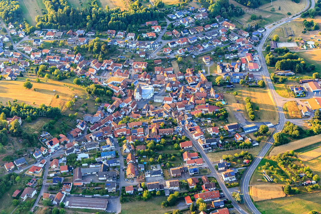 Luftbild: Ortsansicht von Süden im Ortsteil Gossersweiler in Gossersweiler-Stein im Bundesland Rheinland-Pfalz in Deutschland. Foto: IMG_149316.jpg vom 04.07.2025 durch Werner Riehm/FLY-FOTO.de