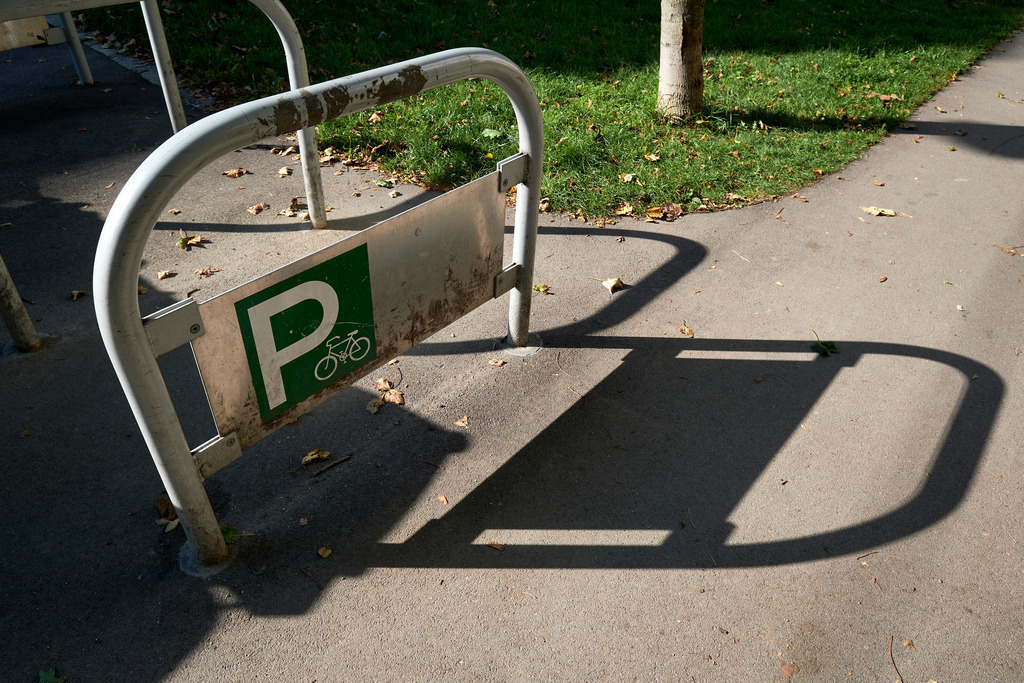 Parkmöglichkeit für ein Fahrrad am Radweg | Wien, Austria - October 11, 2021: Parkmöglichkeit für ein Fahrrad am Radweg.  - Realisiert mit Pictrs.com