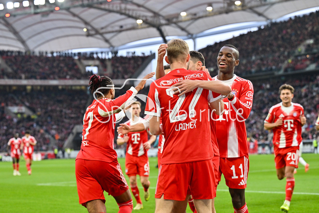VfB Stuttgart - FC Bayern München | STUTTGART, GERMANY - 06. DECEMBER: Jubel der Bayern nach dem Treffer zum 0-1 durch Konrad LAIMER (FC Bayern Munich 27) / Tor / Torschuetze / Freude / Happy / während dem Bundesligamatch zwischen dem VfB Stuttgart und dem FC Bayern München am 13. Spieltag in der MHP Arena / DFL REGULATIONS PROHIBIT ANY USE OF PHOTOGRAPHS AS IMAGE SEQUENCES AND/OR QUASI-VIDEO