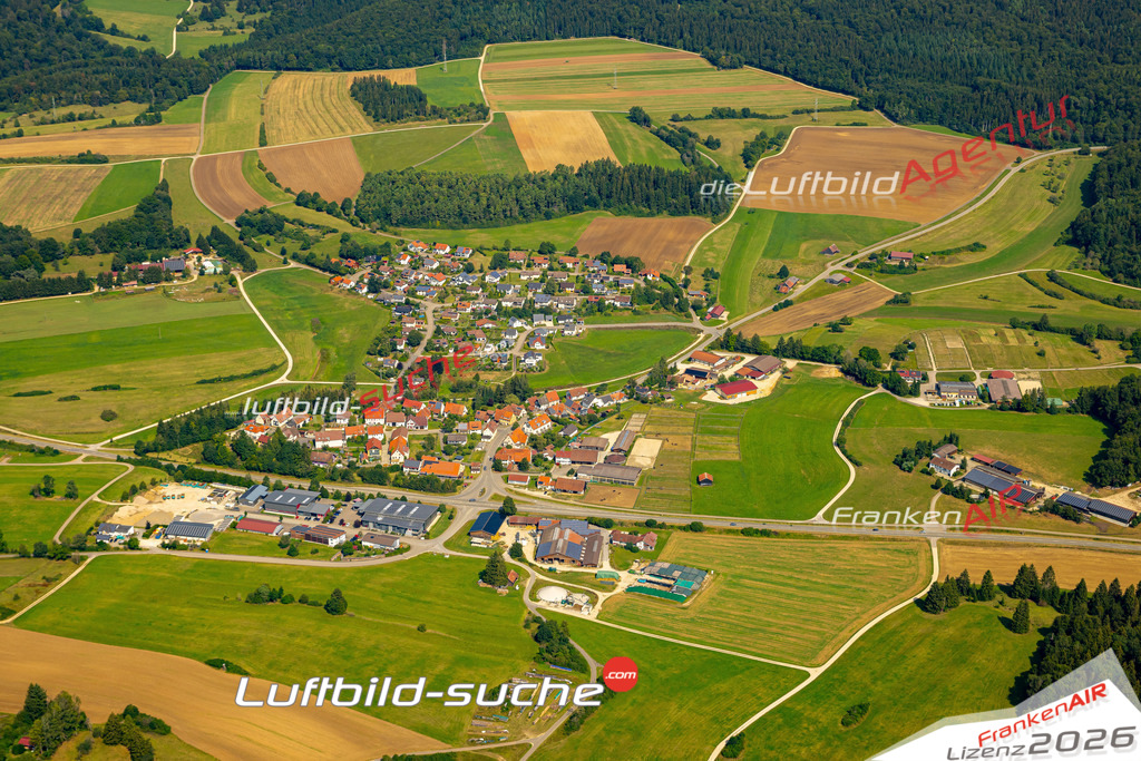Das Luftbild zeigt : Steingebronn Gomadingen - Die Luftaufnahme wurde 2024 vom UL-Flugzeug aus erstellt ( keine Drohne ) - Hochauflösende Luftaufnahme - Für grossformatige Ausdrucke geeignet. Die Geschenkidee !Mit Lizenz und Bildrechte bestellbar