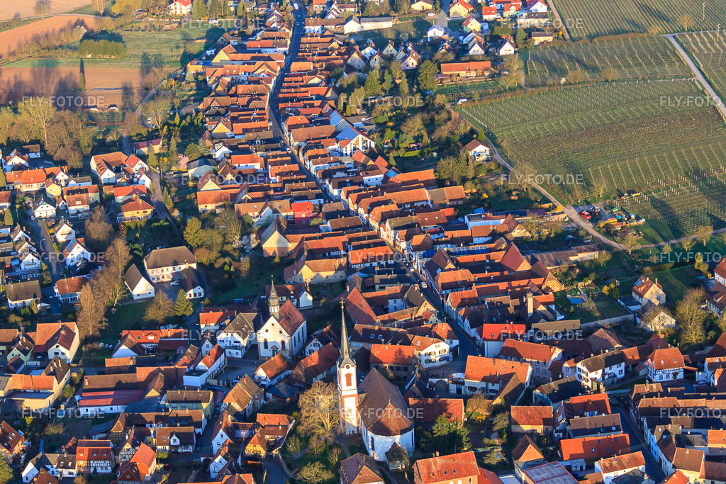 Kath. Kirche St. Laurentius und Laurentiusgarten in der Pfaffengasse am Morgen aus Osten | Luftbild: Kath. Kirche St. Laurentius und Laurentiusgarten in der Pfaffengasse am Morgen aus Osten in Göcklingen im Bundesland Rheinland-Pfalz in Deutschland. Foto: IMG_63112.jpg vom 20.03.2014 durch Werner Riehm/FLY-FOTO.de - Realisiert mit Pictrs.com