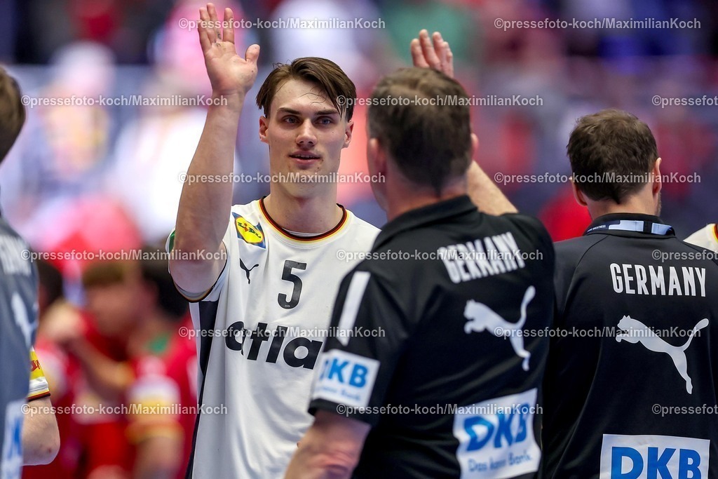 EHF22012601178 | 22.01.2026, Handball, Men's EHF EURO 2026, Deutschland - Portugal, Jyske Bank Boxen in Herning, Dänemark, Main Round: Abschlussjubel nach dem deutschen SIeg gegen Portugal.  Miro Schluroff (Germany #05) neben Headcoach Alfred Gislason (Germany #hc)  jubelnd auf dem Spielfeld 