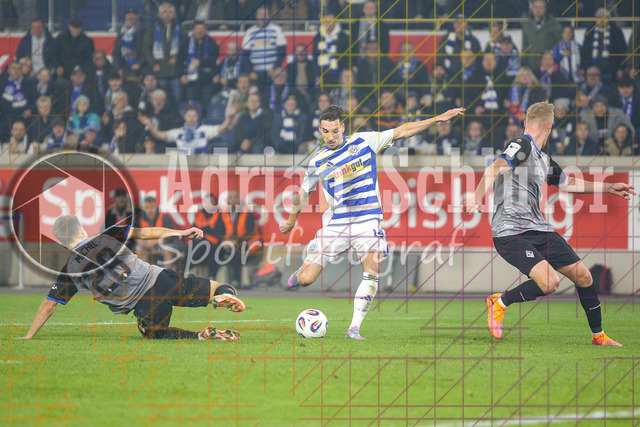 MSV Duisburg vs SV Waldhof Mannheim - 3. Liga | Duisburg, Deutschland, 07.11.25:   Diego Michel (SV Waldhof Mannheim) und Conor Noß (MSV Duisburg) im Kampf um den Ball waehrend des Spiels der 3. Liga MSV Duisburg vs SV Waldhof Mannheim in der schauinsland-reisen-arena(Foto von Brauer-Fotoagentur / Adrian Schlueter)