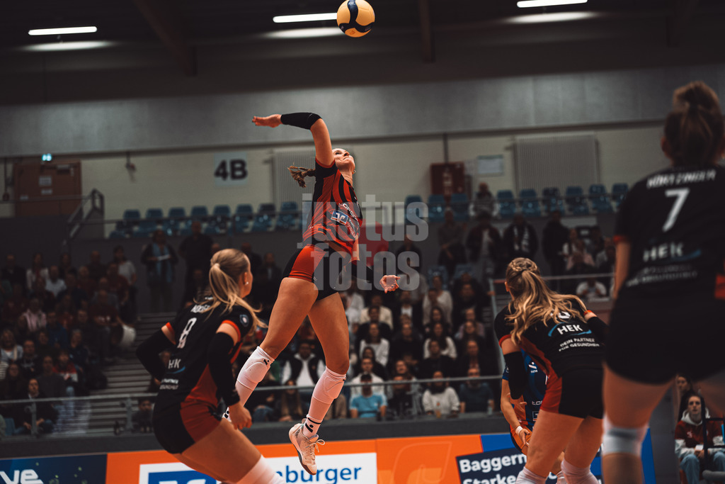 Volleyball | Frauen | Saison 2025/2026 | Volleyball Bundesliga | ETV Hamburger Volksbank Volleys vs. Dresdner SC | 15.11.2025 | Hannah Ammerman (#12, ETV Hamburger Volksbank Volleys) beim Angriff