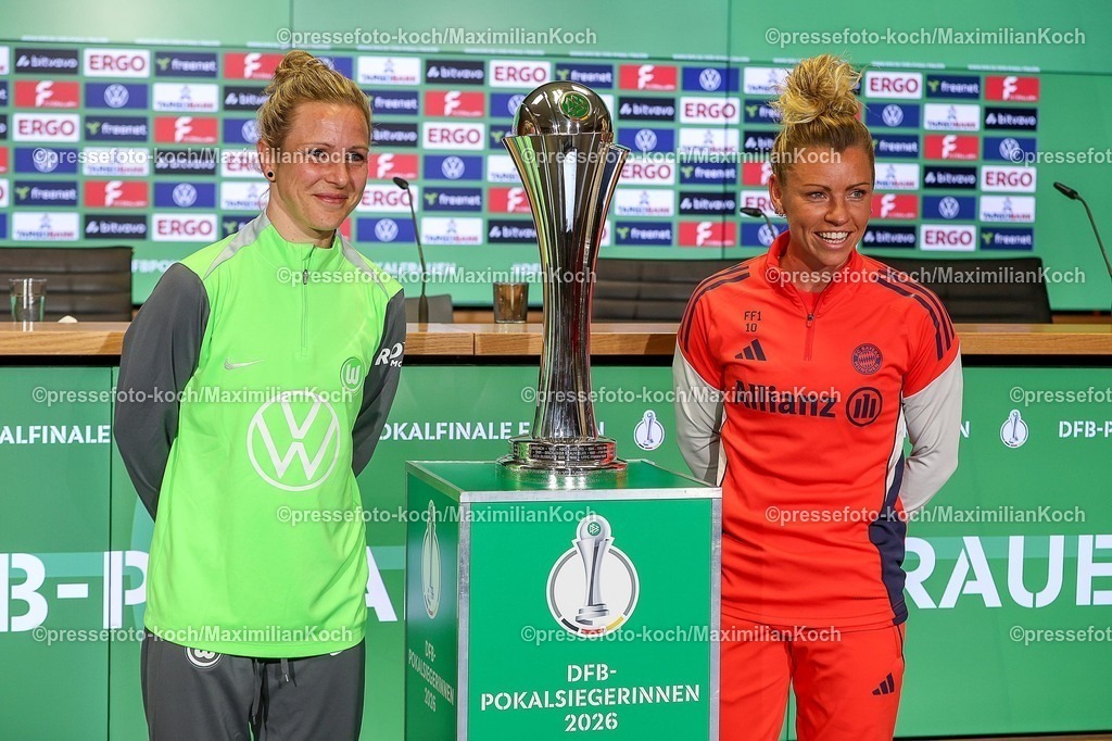 xsscx13052601023 | 2026.05.13, xsscx, Fußball, Pressekonferenz zum Finale DFB-Pokal Frauen, VfL Wolfsburg -  FC Bayern München, Saison 2025 2026, Rhein-Energie-Stadion in Köln: Svenja Huth (VfL Wolfsburg) und Linda Dallmann (FC Bayern München) mit dem Pokal DFB regulations prohibit any use of photographs as image sequences and or quasi-video. Photo: xSandraxScherningxPressefotoKochx