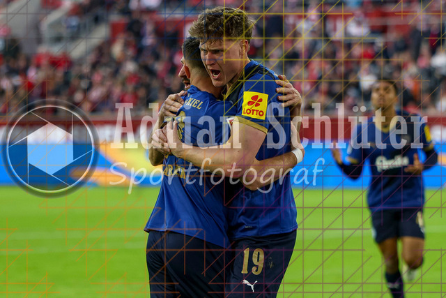 10.04.2026, GER, Fussball, Herren, 2. BL, Saison 2025/2026, Fortuna Düsseldorf - Holstein Kiel | Phil Harres (Kiel) Torjubel, jubelt mit seiner Mannschaft nach dem Treffer zum 0:1 