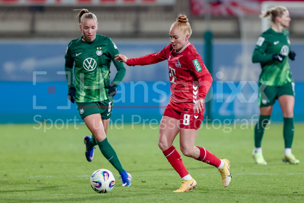 Fussball, Google Pixel Frauen-Bundesliga, VfL Wolfsburg - 1. FC Köln | v.li.: Ella Peddemors (VfL Wolfsburg, 5) und Laura Vogt (1. FC Köln, 8) im Zweikampf, Duell, Dynamik, Aktion, Action, Spielszene, DIE DFB-RICHTLINIEN UNTERSAGEN JEGLICHE NUTZUNG VON FOTOS ALS SEQUENZBILDER UND/ODER VIDEOÄHNLICHE FOTOSTRECKEN. DFB REGULATIONS PROHIBIT ANY USE OF PHOTOGRAPHS AS IMAGE SEQUENCES AND/OR QUASI-VIDEO.
