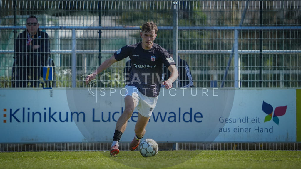 FFußball, Herren, Saison 2025/2026, Regionalliga Nordost, 31. Spieltag, FSV 63 Luckenwalde vs. FSV Zwickau, Sonntag 26.04.2026, Werner-Seelenbinder-Stadion Luckenwalde | Fußball, Herren, Saison 2025/2026, Regionalliga Nordost, 31. Spieltag, FSV 63 Luckenwalde vs. FSV Zwickau, Sonntag 26.04.2026, Werner-Seelenbinder-Stadion Luckenwalde, Im Bild: Lennert Möbius (Zwickau) - Realisiert mit Pictrs.com