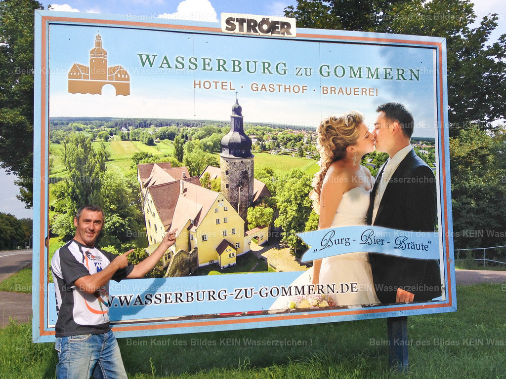 65_ich Wasserburg GoPro Gommern-6215 | Als ich an der Berliner Chaussee in Magdeburg vorbeifuhr, musste ich mein Auto einfach anhalten. Auf einem großen Werbeplakat für eine Hochzeitsmesse war mein Luftbild der Wasserburg Gommern zu sehen.--- Natürlich war ich in diesem Moment auch ein wenig stolz. Solche Augenblicke sind eine schöne Bestätigung und geben neue Motivation für die nächsten Projekte.---Wenn ich heute an dieses Werbeplakat denke, erinnere ich mich vor allem an dieses Gefühl und die vielen, viele Hochzeiten die ich 20 Jahre lang begleitet habe. Danke an jedes Brautpaar für Euer Vertrauen - Realisiert mit Pictrs.com