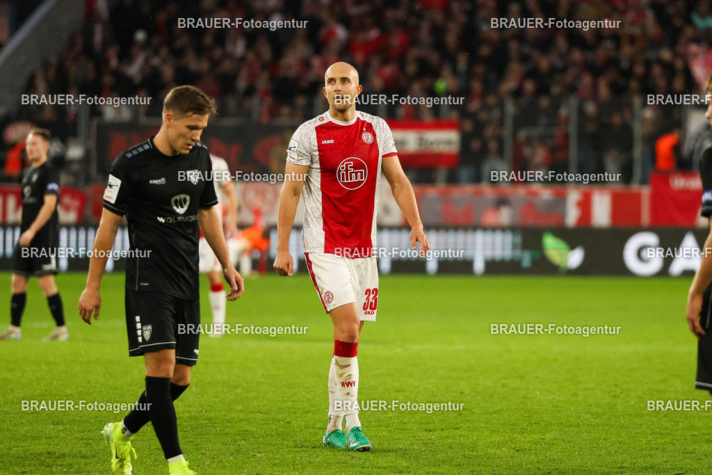 Rot-Weiss Essen - 1.Fc Schweinfurt | Essen, Deutschland, 02.11.2025 Tobias Kraulich  (Rot-Weiss Essen) schaut während des 3.Liga Spiels zwischen  Rot-Weiss Essen und 1.Fc Schweinfurt am 02.11.2025 im Stadion an der Hafenstraße in Essen. (Foto von Timo Bluhmki-Schmidt/Brauer Fotoagentur