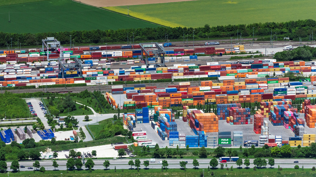 dr__0097117.jpg | MüNCHEN 19.05.2022 Container- Terminal im GVZ Güterverkehrszentrum der Deutsche Umschlaggesellschaft Schiene–Straße (DUSS) mbH im Ortsteil Trudering-Riem in München im Bundesland Bayern, Deutschland. Weiterführende Informationen bei: Deutsche Umschlaggesellschaft Schiene-Straße (DUSS) mbH. // Container terminal in the GVZ freight transport center of the Deutsche Umschlaggesellschaft Schiene-Strasse (DUSS) mbH in the district of Trudering-Riem in Munich in the state Bavaria, Germany. Further information at: Deutsche Umschlaggesellschaft Schiene-Strasse (DUSS) mbH. Foto: Daniel Reiter
