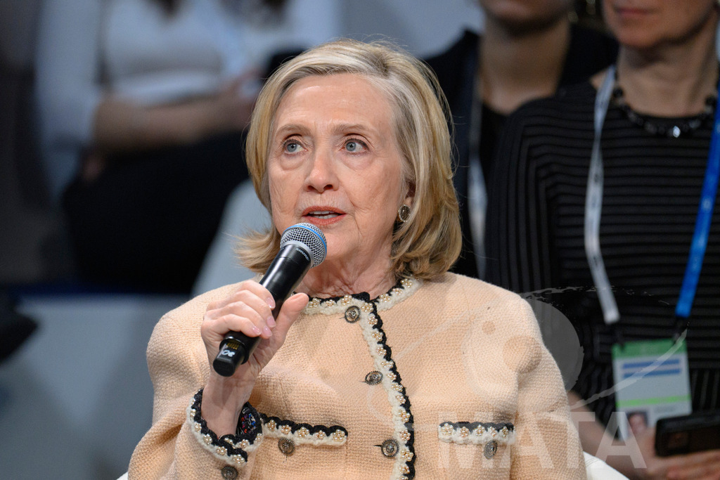 _DWA0253 | Die US-Politikerin Hillary Clinton auf der Veranstaltung Girls Just Want to Have Fundamental Rights: Fighting the Global Pushback im Rahmen der Münchner Sicherheitskonferenz 2026. München, 14.02.2026 Bayern Deutschland - Realisiert mit Pictrs.com