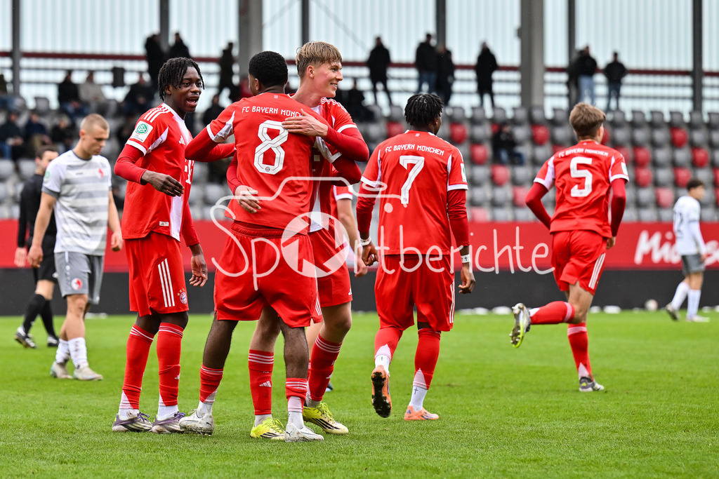 FC Bayern München - Berliner Athletik Klub | MUNICH, GERMANY - 21. FEBRUARY: Jubel der Bayern nach dem Treffer zum 3-1 durch Allen LAMBE (FC Bayern München U19 8) / Tor / Torschuetze / Freude / Happy während dem Spiel zwischen der U19 des FC Bayern München und der U19 des Berliner Athletik Klubs am 3. Spieltag der DFB-U19 Nachwuchsliga am FC Bayern Campus