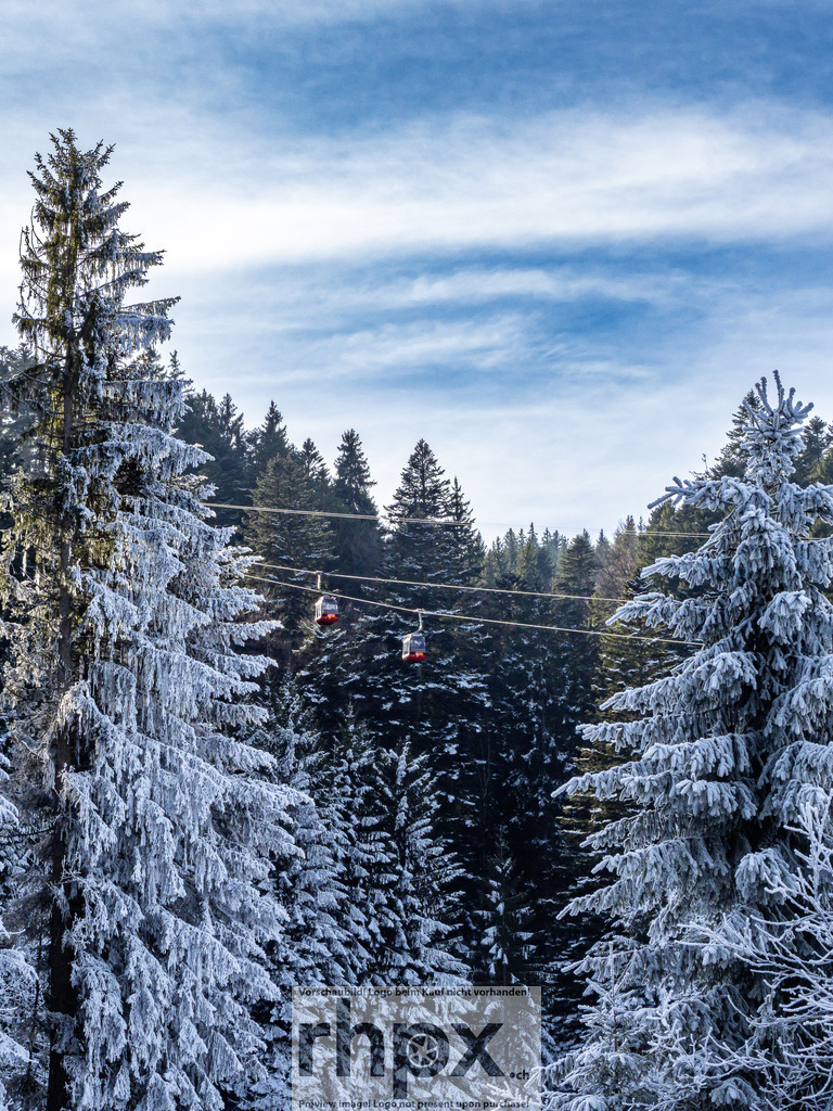 Winterlandschaft am Pilatus | Gipfel. Licht. Frost.
Die Sonne bricht sanft durch die verschneiten Tannen an der Krienseregg und beleuchtet die markante Silhouette des Pilatus. Eine glitzernde Frostschicht verwandelt die Bergwelt in eine stille, weisse Wunderlandschaft unter strahlend blauem Himmel.
Wähle unter "Produktauswahl" dein Wunschformat: Vom klassischen Wandbild über Puzzle &amp; Tassen bis zum digitalen Download (z.B. als Handy-Hintergrund).
 - Realisiert mit Pictrs.com
