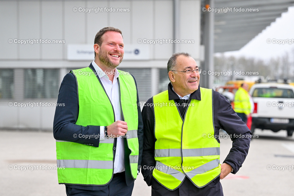 Linz Airport - Comeback Ryanair_ 08.11.2024-5 | 08.11.2024, Linz Hoersching, AUT, Linz Airport - Comeback Ryanair, im Bild Andreas Gruber (Ryanair-Sprecher und Geschaeftsfuehrer Laudamotion GmbH), Norbert Draskovits Geschaeftsfuehrer Flughafen Linz GesmbH)