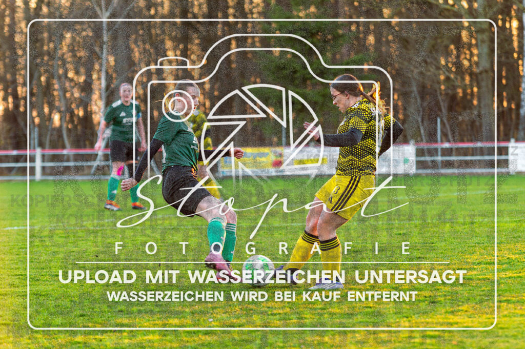 SCTSGF-1030 | Katharina Schreider (SG Fulde #13) und Lenya Mailin Boening (SC Tewel #16) beim Damen Kreisliga HK/CE Spiel zwischen SG Fulde und SC Tewel auf dem Sportplatz Tewel, Tewel/Neuenkirchen (Simon Paul Stopat) - Realisiert mit Pictrs.com