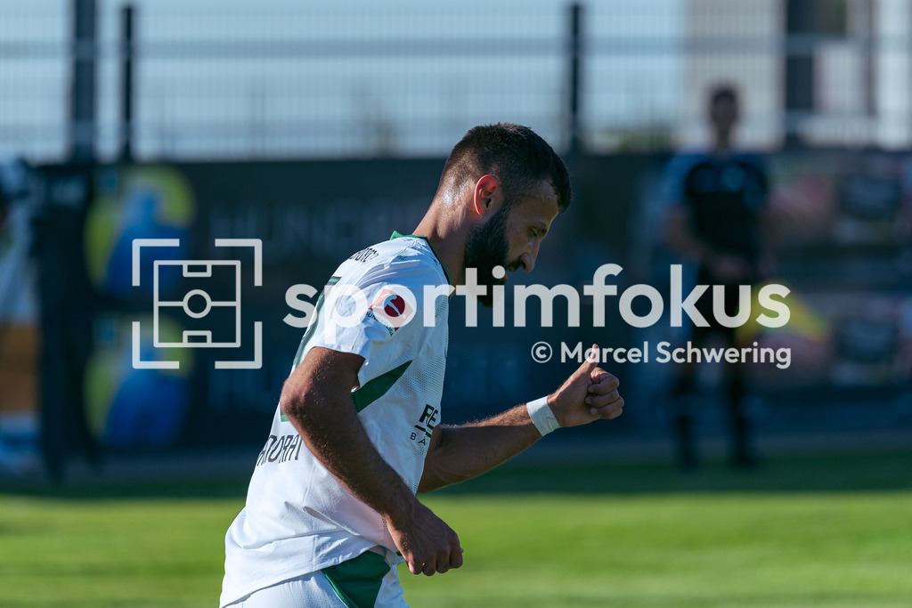 SSVg Velbert 02 – Borussia Mönchengladbach | Franck Honorat (Borussia Mönchengladbach) hebt den Daumen. Testspiel zwischen der SSVg Velbert 02 und Borussia Mönchengladbach in Velbert, 12.08.2026. Endstand: 0:8. sportimfokus / Marcel Schwering - Realisiert mit Pictrs.com