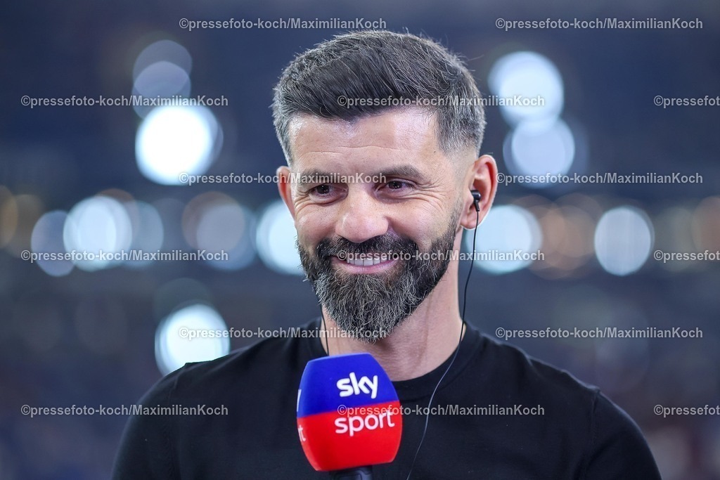 S0413092501029 | 13.09.2025, Fußball, FC Schalke 04 - Holstein Kiel, 5.Spieltag, 2. Fußball Bundesliga, Veltins-Arena Gelsenkirchen, Saison 2025 2026: Cheftrainer Miron Muslic (Schalke04) DFB regulations prohibit any use of photographs as image sequences and or quasi-video.
