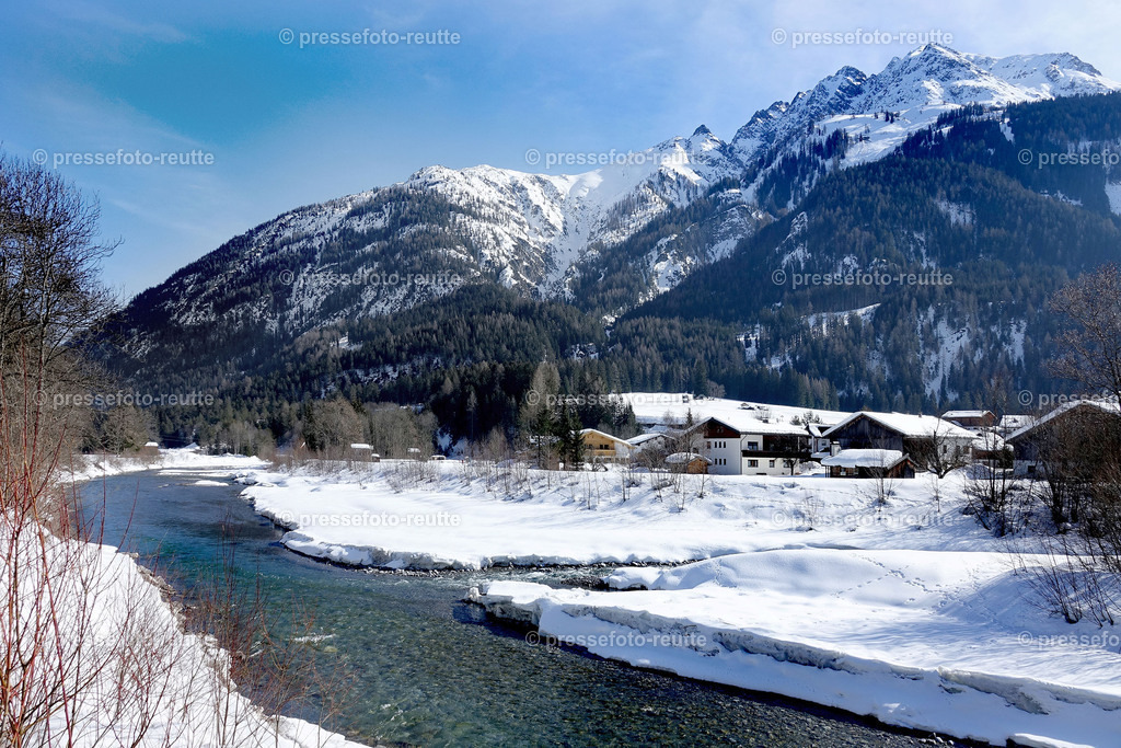 welltvi-Bach-Lech-Winter-DSC04926 | Info aus dem Bezirk Reutte/Ausserfern Tirol sowie eine umfangreiche Bilddatenbank über die gesamte Region: Lechtal, Talkessel Reutte, Tannheimertal, Zwischentoren. Lech, Plansee, Zugspitze, Grenztunnel, B179, Fernpassstraße, Verkehr, Lawinen, Tradition, - Realisiert mit Pictrs.com