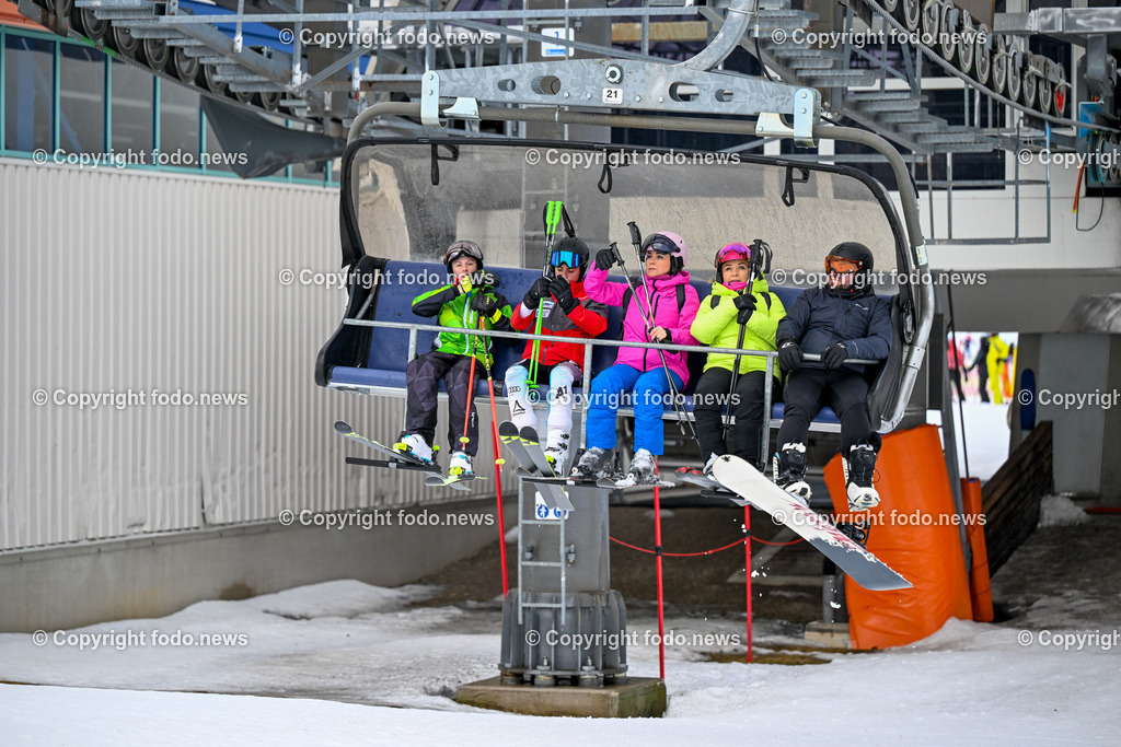 Skigebiet_ Sessellift_ 10.02.2024_-6 | 10.02.2024, Hinterstoder, AUT, Skigebiet, im Bild  Sessellift, Skifahren, Skifahrer, Snowboard, Fun, Action, Bergbahn, Schnee, Sport, Winter, Wintersport, Berg, Piste, Doppelmayr, Themenbild, Feature, Symbolbild
