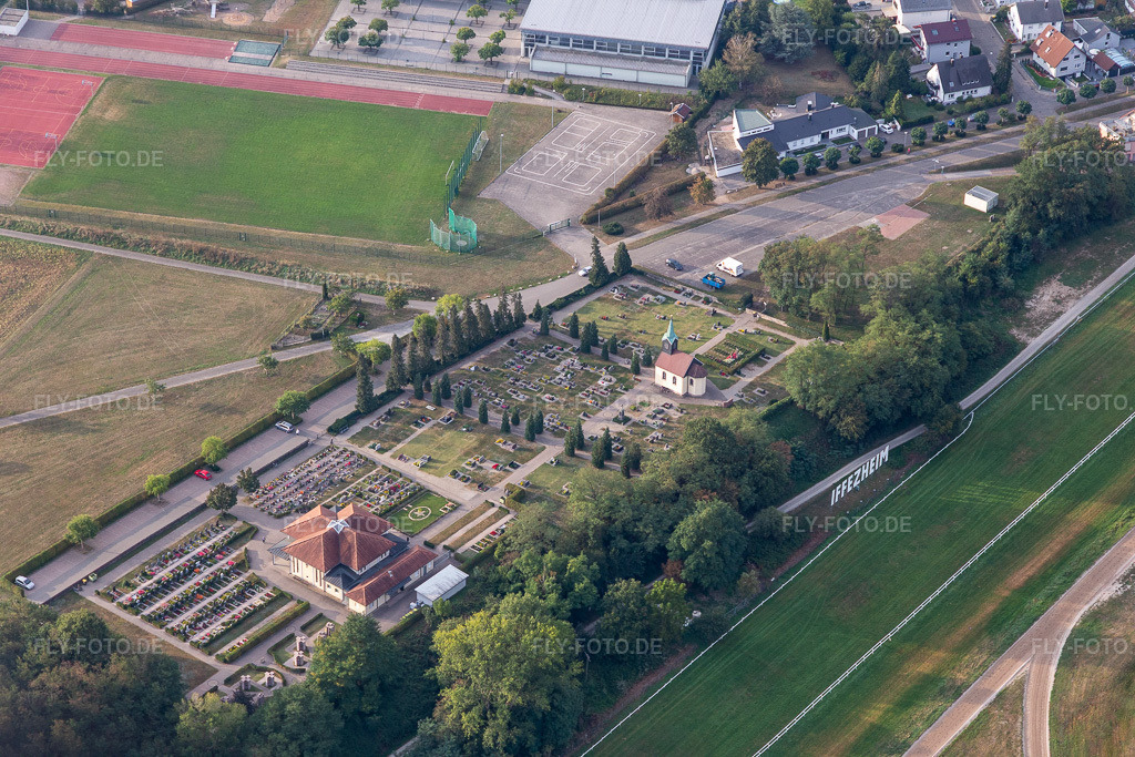 Luftbild: Friedhof in Iffezheim im Bundesland Baden-Württemberg in Deutschland. Foto: IMG_008770.jpg vom 20.09.2020 durch Werner Riehm/FLY-FOTO.de