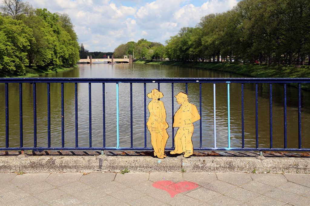 Foto: Leipzig - Sachsenbrücke - Liebespaar 2015 | Das Team hinter BILDLEXIKON LEIPZIG bündelt historische wie aktuelle Informationen über die Stadt Leipzig in Text und Bild auf einer Plattform und stellt diese der interessierten Öffentlichkeit zur Verfügung.
