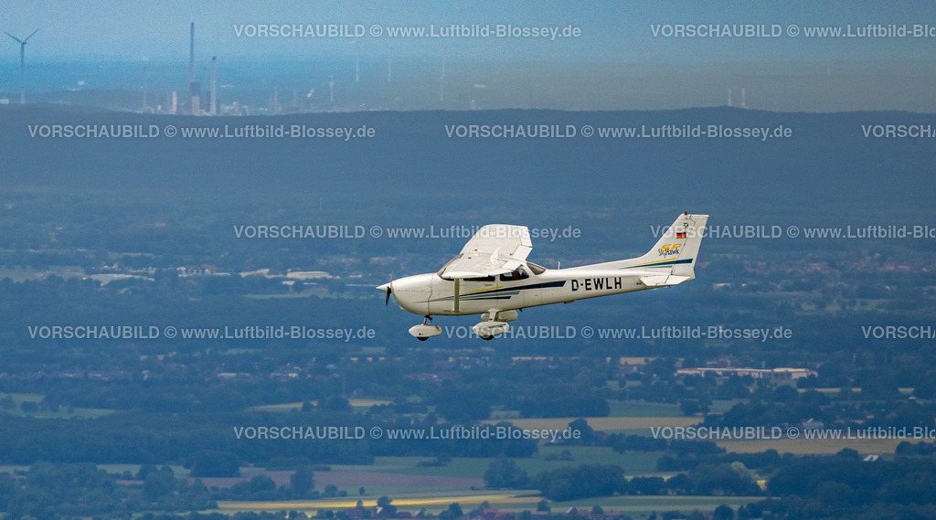 Hamm220601338Cessna_EWLH-2 |  Luftbild air to air, Cessna 172S Skyhawk SP auf einem Rundflug über Hamm, Allgemeine Luftfahrt, Privatfliegerei, Heessen, Hamm, Ruhrgebiet, Nordrhein-Westfalen, Deutschland