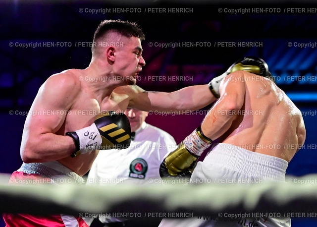 20221217-10137-boxen-HEN-FOTO | 17.12.2022 Boxen Fightcard Live IBO Championsnight IBO Youth Worldchampionship Jugendweltmeisterschaft Superweltergewicht 10x3 Minuten rechts Sieger Gewinner Artur MAMBERGER (Uppercut Gießen) links Milos BERANEK (Brno Tschechische Republik) (Foto: Peter Henrich) - Realisiert mit Pictrs.com