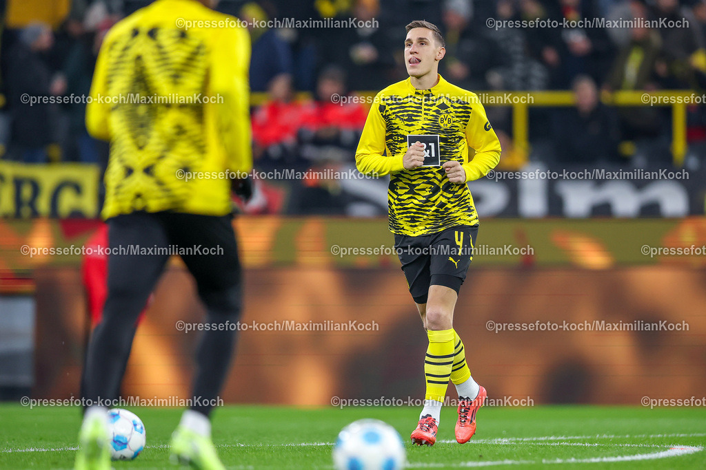BVB15122401006 | 15.12.2024, Fußball, Borussia Dortmund - TSG 1899 Hoffenheim, 1. Fußball Bundesliga, 14. Spieltag, Signal Iduna Park, Saison 2024 2025: Nico Schlotterbeck (BVB #4) beim WarmUpDFB regulations prohibit any use of photographs as image sequences and or quasi-video.
