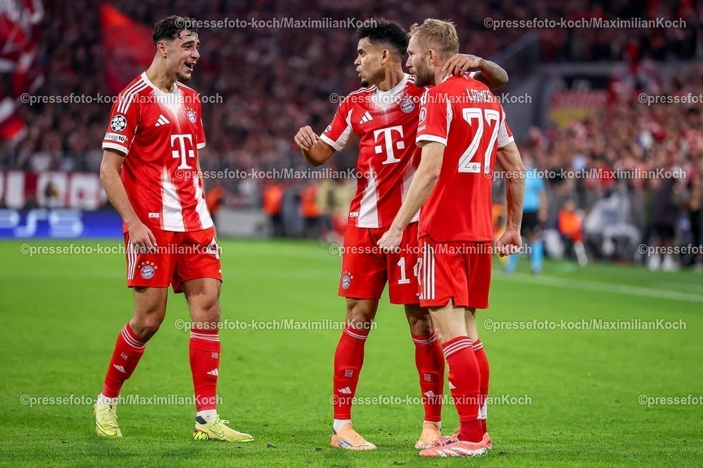 UCL22102501059 | 22.10.2025, Fußball, UEFA Champions League, FC Bayern München - Club Brügge, Allianz Arena, Saison 2025 2026: Torjubel nach dem Tor zum 3:0 durch Torschütze Luis Diaz&nbsp;(FC Bayern Muenchen #14)  zusammen mit  Konrad Laimer&nbsp;(FC Bayern Muenchen #27) Aleksandar Pavlovic&nbsp;(FC Bayern Muenchen #45) Regulations prohibit any use of photographs as image sequences and or quasi-video.