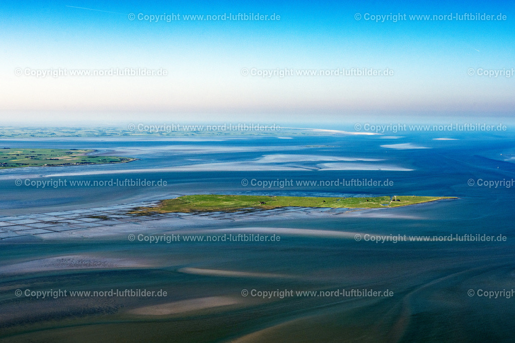 Nordstrandischmoor_ELS_8307100623 | NORDSTRANDISCHMOOR 10.06.2023 Grasflächen- Strukturen einer Hallig- Landschaft in der Nordsee in Nordstrandischmoor im Bundesland Schleswig-Holstein, Deutschland. // Green space structures a Hallig Landscape in the North Sea in Nordstrandischmoor in the state Schleswig-Holstein, Germany. Foto: Martin Elsen