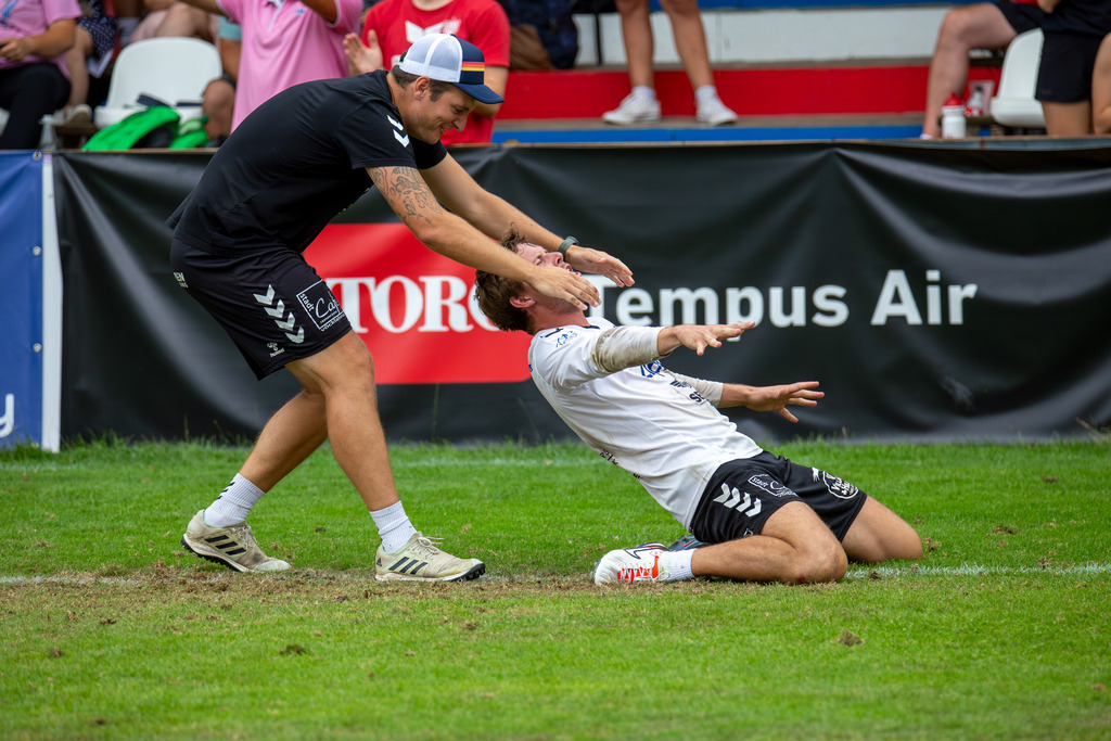 Faustball: TSV Pfungstadt gegen Union Tigers Vöcklabruck (IFA 2024 Fistball World Tour Finals Mannheim, Finale). Bild: Große Freude bei den Spielern von Vöcklabruck nach dem Titelgewinn | Faustball: TSV Pfungstadt gegen Union Tigers Vöcklabruck (IFA 2024 Fistball World Tour Finals Mannheim, Finale). Bild: Große Freude bei den Spielern von Vöcklabruck nach dem Titelgewinn - Realisiert mit Pictrs.com