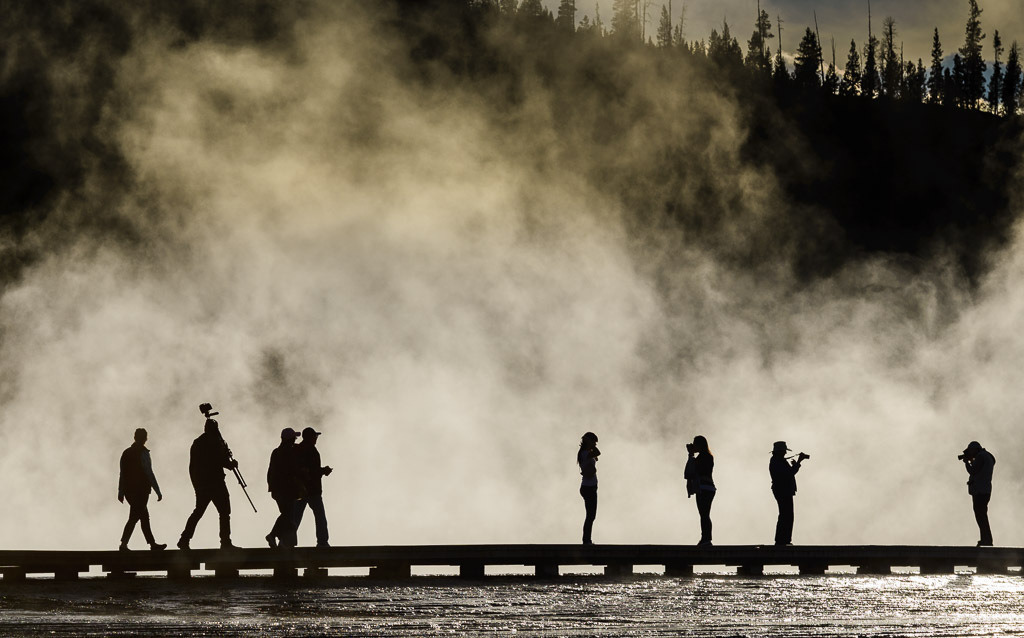 usa-2014-471-02 | Besucher des Yellowstone Nationalparks am Grand Prismatic Spring im Midway Geyser Basin im Gegenlicht - Realisiert mit Pictrs.com
