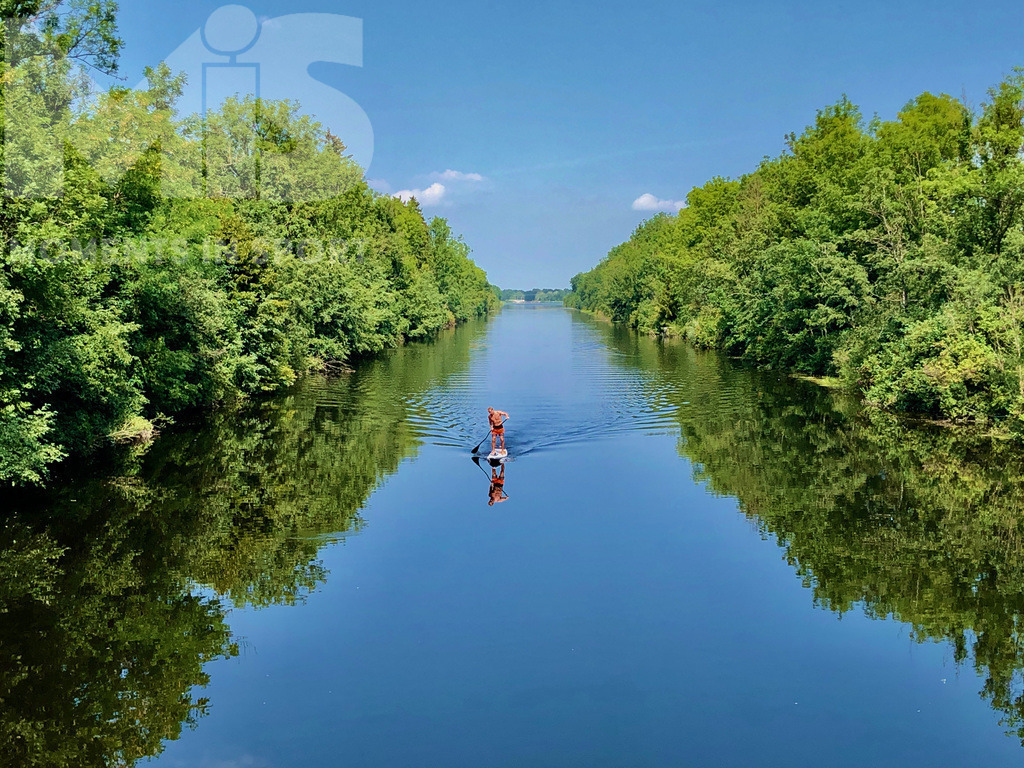MIS_140220cm044.JPG | 16.08.2021, Bad Wörishofen, Sommer an der Wertach, bei Stockheim im Unterallgäu. Ein SUP-Paddler fährt gemütlich Flussaufwärts über das spiegelglatte Wasser der Wertach. - Realisiert mit Pictrs.com
