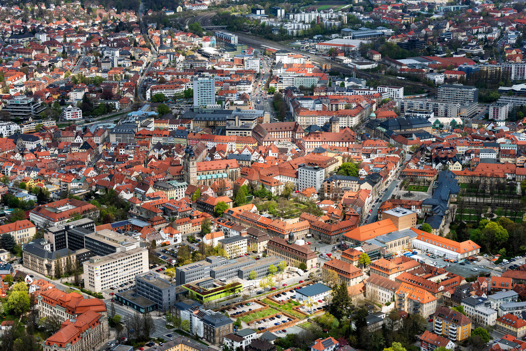 dr__0095324.jpg | BAYREUTH 28.04.2022 Kirchengebäude der Stadtkirche Heilig Dreifaltigkeit im Stadtzentrum in Bayreuth im Bundesland Bayern, Deutschland. // Church building of the Stadtkirche Heilig Dreifaltigkeit in the city center of Bayreuth in the state Bavaria, Germany. Foto: Daniel Reiter
