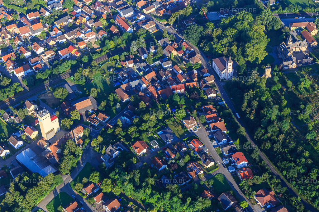 Luftbild: Schloss Gondelsheim über der Evangelische Kirche Gondelsheim in Gondelsheim im Bundesland Baden-Württemberg in Deutschland.Foto: IMG_092296.jpg vom 01.08.2016 durch Werner Riehm/FLY-FOTO.deSchloss GondelsheimDREI DABEI